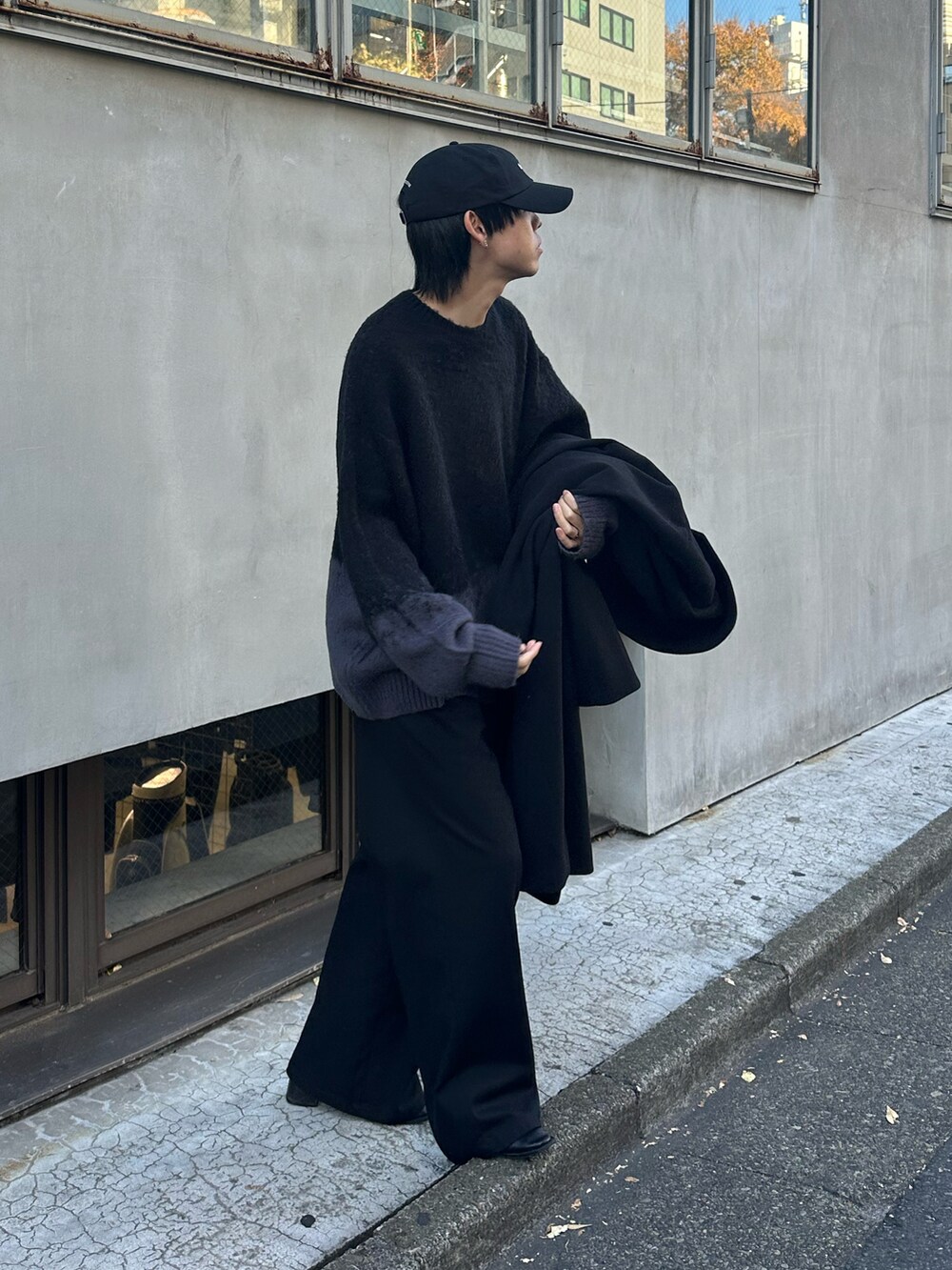 ブラック系のその他アウター、ブラック系のニット/セーター、ブラック系のその他パンツを着用したメンズの冬コーディネートの2枚目の写真