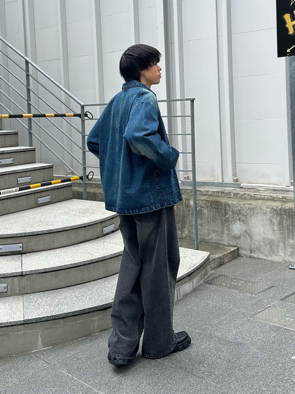 ブルー系のデニムジャケット、ブラック系のデニムパンツ、ブラック系のTシャツ/カットソーを着用したメンズの秋コーディネートの3枚目の写真