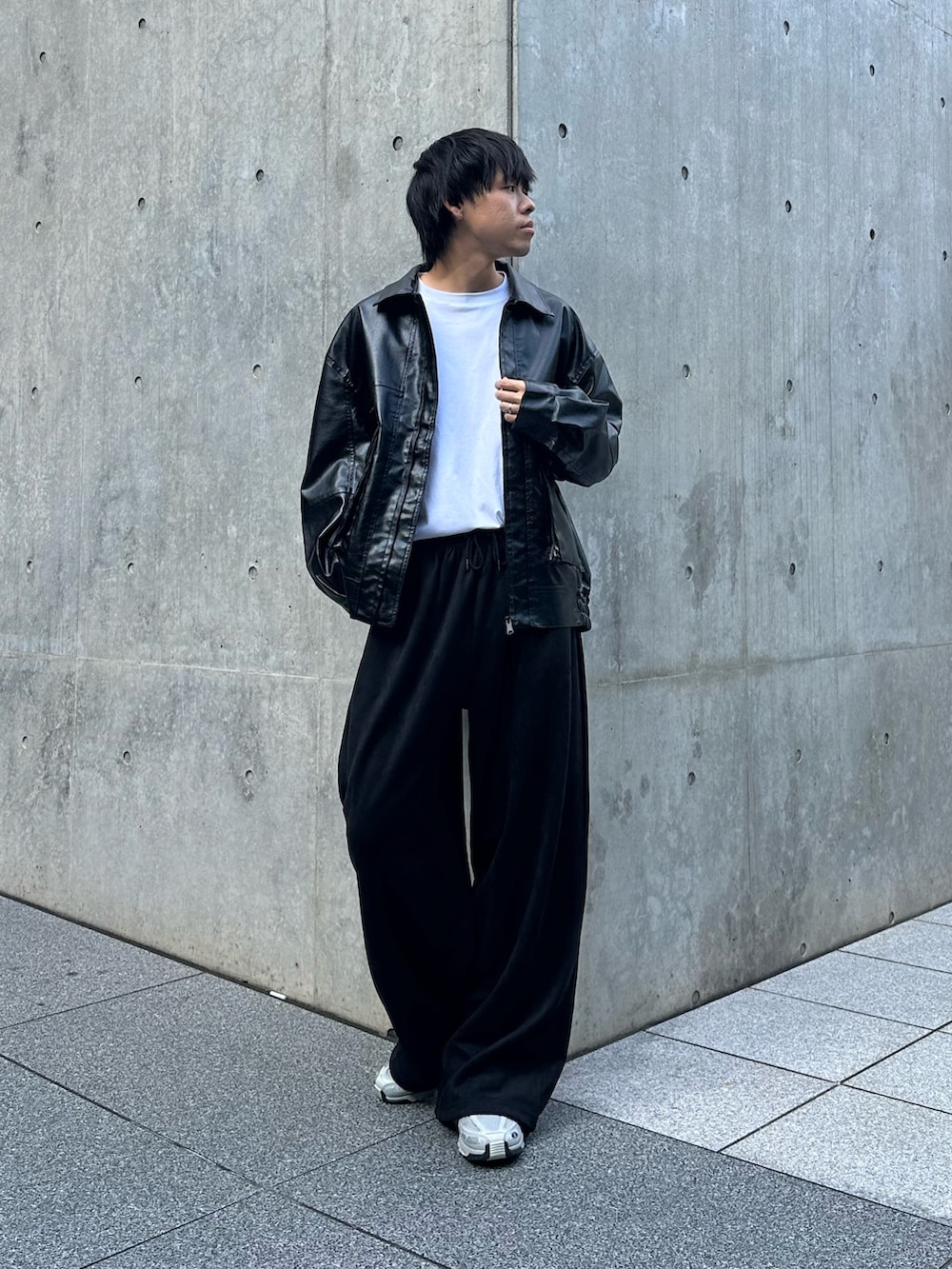ブラック系のブルゾン、ホワイト系のTシャツ/カットソー、ブラック系のスウェットパンツを着用したメンズの夏コーディネートの5枚目の写真
