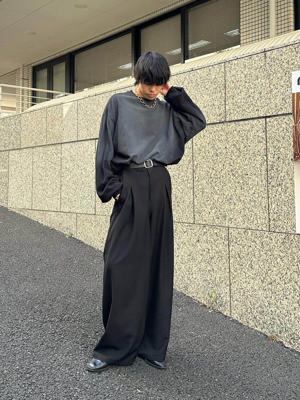 ブラック系のスウェット、ブラック系のスラックス、ブラック系のデニムジャケットを着用したメンズの冬コーディネートの4枚目の写真