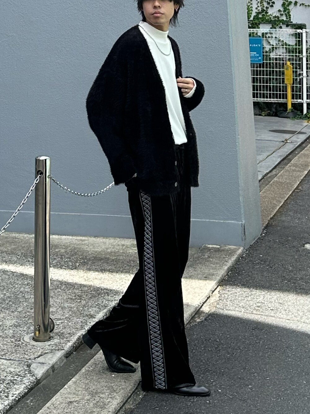 ブラック系のカーディガン/ボレロ、ホワイト系のTシャツ/カットソー、ブラック系のその他パンツを着用したメンズの秋コーディネートの3枚目の写真