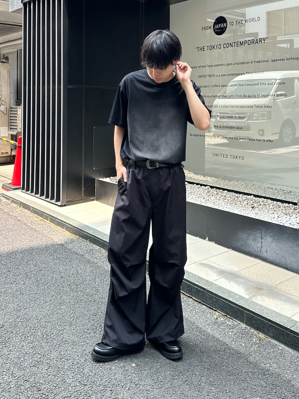ブラック系のTシャツ/カットソー、ブラック系のその他パンツ、ブラック系のベルトを着用したメンズの夏コーディネートの4枚目の写真