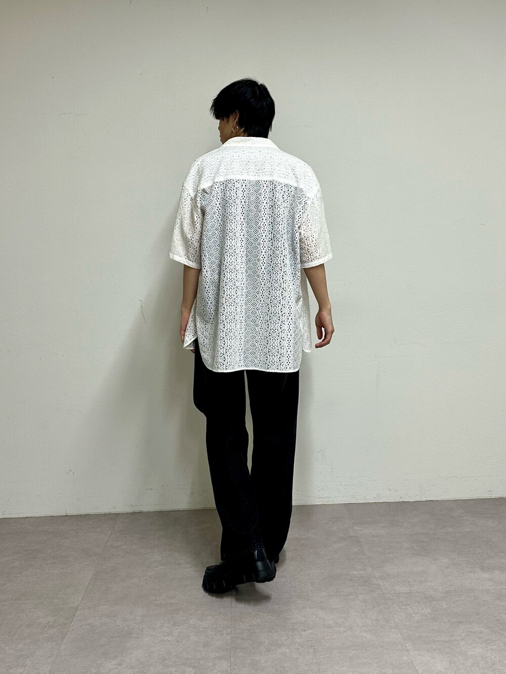 ホワイト系のシャツ/ブラウス、ブラック系のTシャツ/カットソー、ブラック系のデニムパンツを着用したメンズの春コーディネートの3枚目の写真