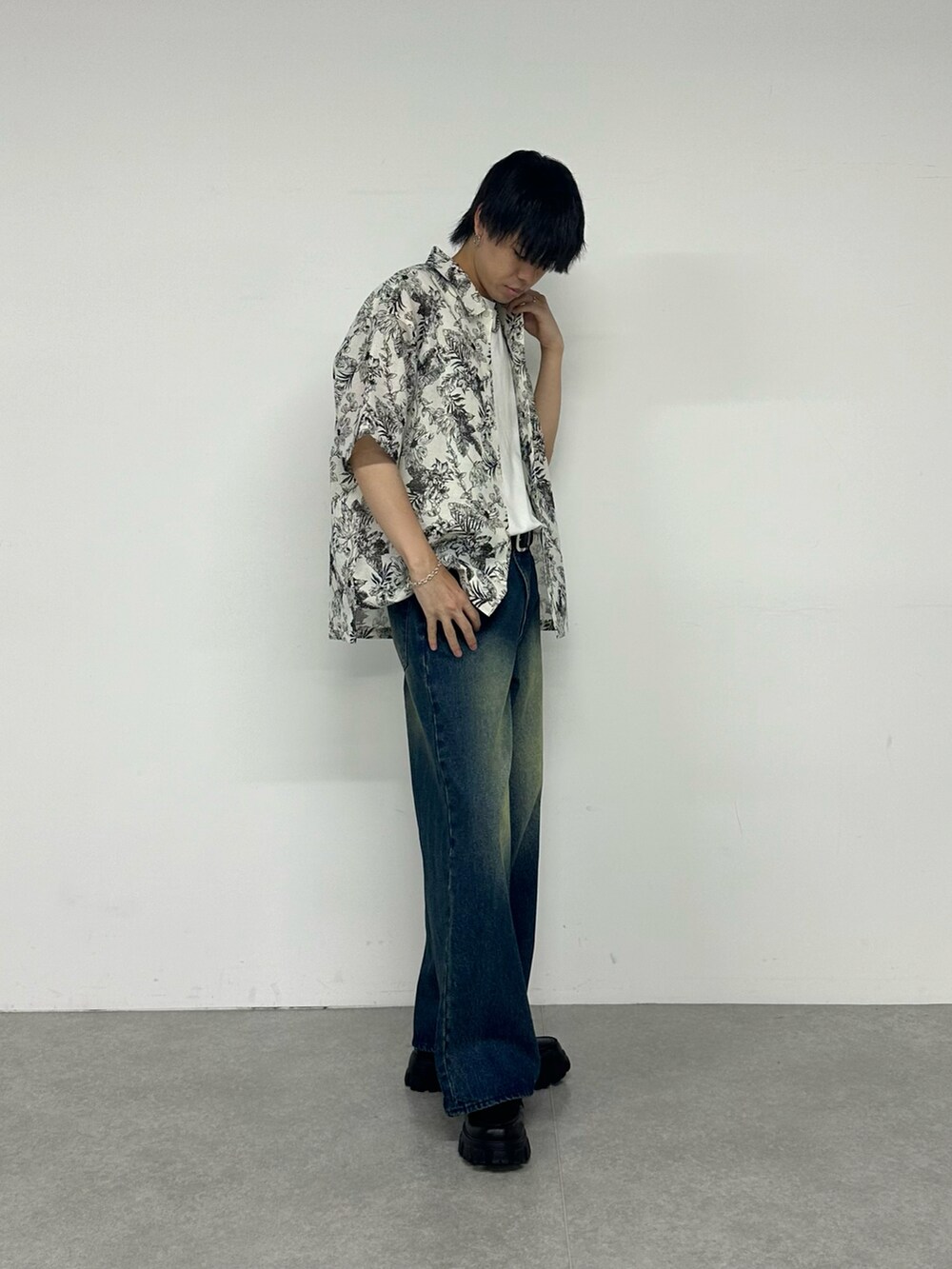 ホワイト系のシャツ/ブラウス、ブルー系のデニムパンツ、ホワイト系のTシャツ/カットソーを着用したメンズの夏コーディネートの4枚目の写真