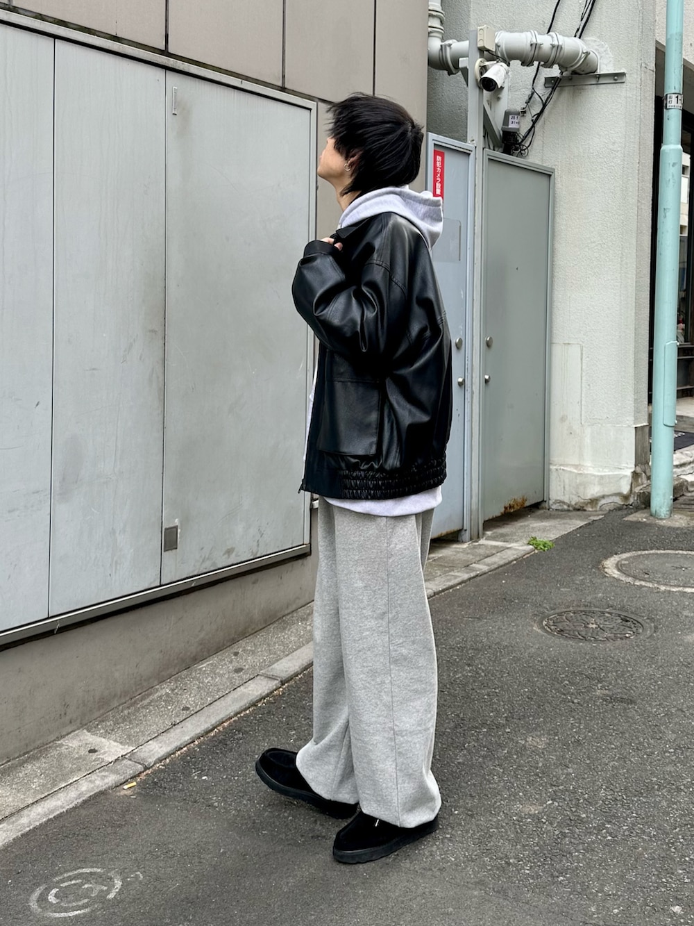 ブラック系のブルゾン、グレー系のパーカー、グレー系のスウェットパンツを着用したメンズの冬コーディネートの2枚目の写真