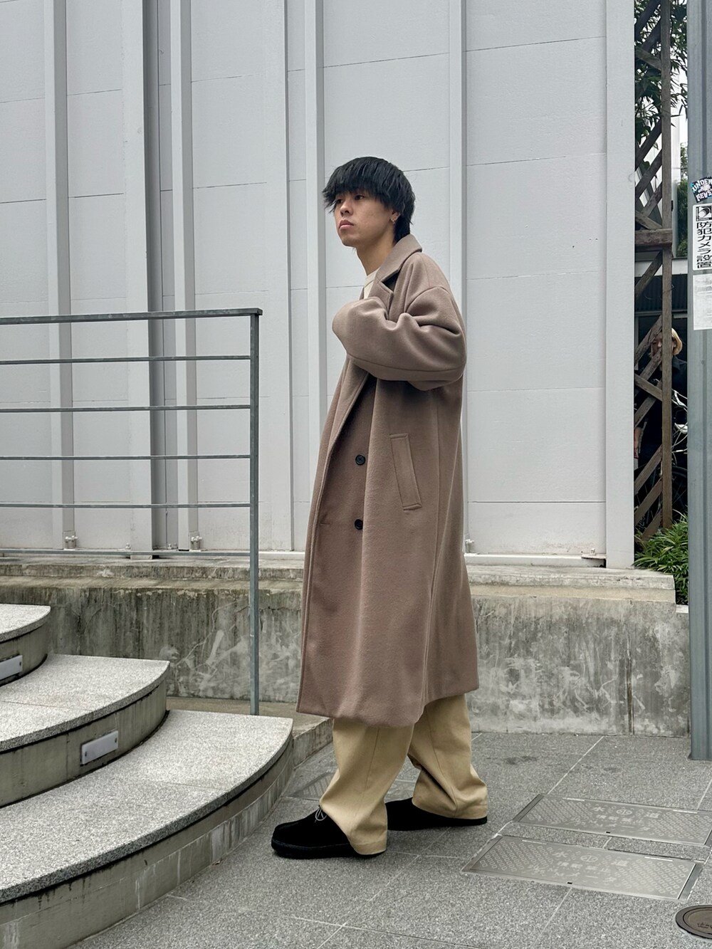 ベージュ系のその他アウター、ベージュ系のニット/セーター、ベージュ系のその他パンツを着用したメンズの秋コーディネートの2枚目の写真