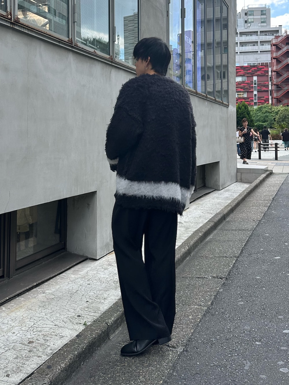 ブラック系のスラックス、ブラック系のカーディガン/ボレロ、ブラック系のベルトを着用したメンズの秋コーディネートの3枚目の写真