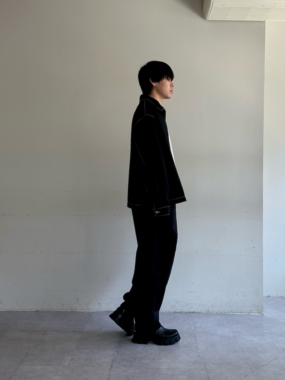 ブラック系のブルゾン、グレー系のTシャツ/カットソー、ブラック系のその他パンツを着用したメンズの春コーディネートの4枚目の写真