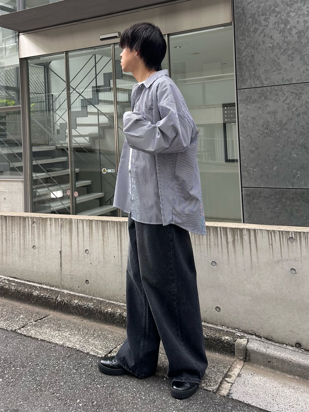 ブルー系のシャツ/ブラウス、ホワイト系のTシャツ/カットソー、ブラック系のデニムパンツを着用したメンズの夏コーディネートの2枚目の写真