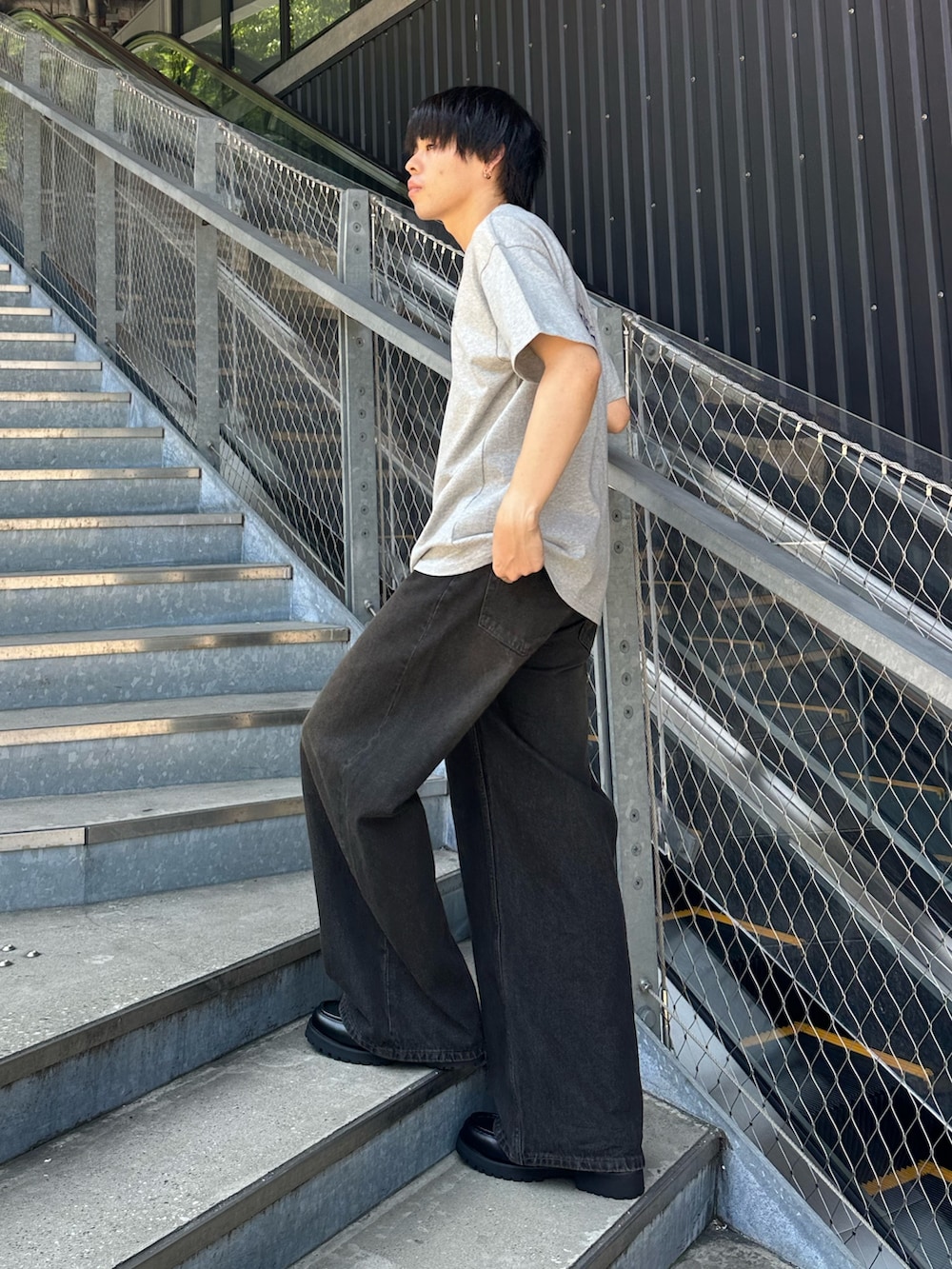 ブラック系のデニムパンツを着用したメンズの夏コーディネートの2枚目の写真