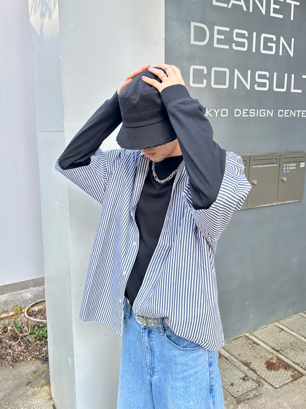 ブラック系のシャツ/ブラウス、ブルー系のパンツ、ホワイト系のスニーカーを着用したメンズの夏コーディネートの2枚目の写真