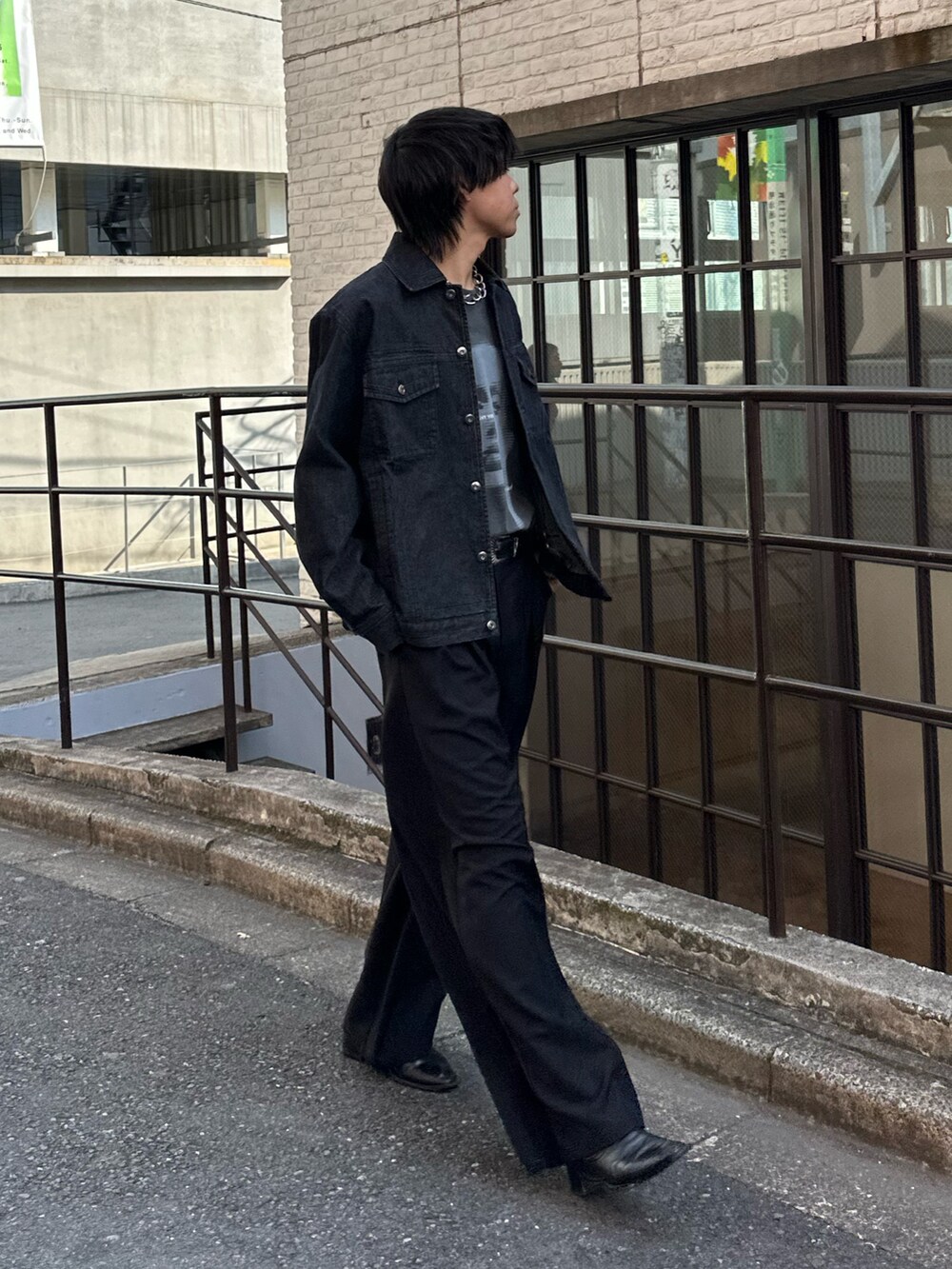 ブラック系のTシャツ/カットソー、ブラック系のスラックス、ブラック系のデニムジャケットを着用したメンズの春コーディネートの3枚目の写真