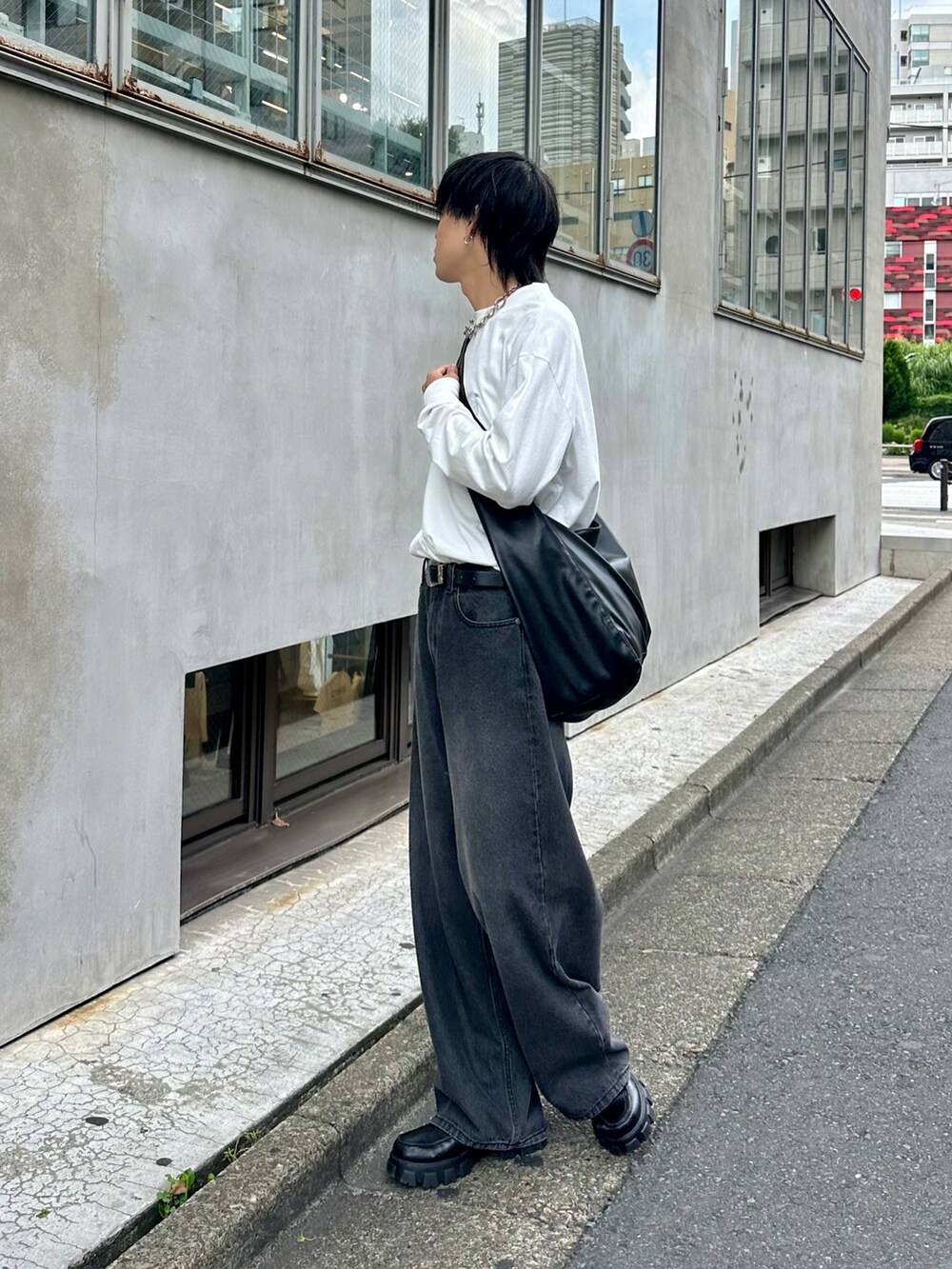 ホワイト系のTシャツ/カットソー、ブラック系のデニムパンツ、ブラック系のショルダーバッグを着用したメンズの夏コーディネートの2枚目の写真