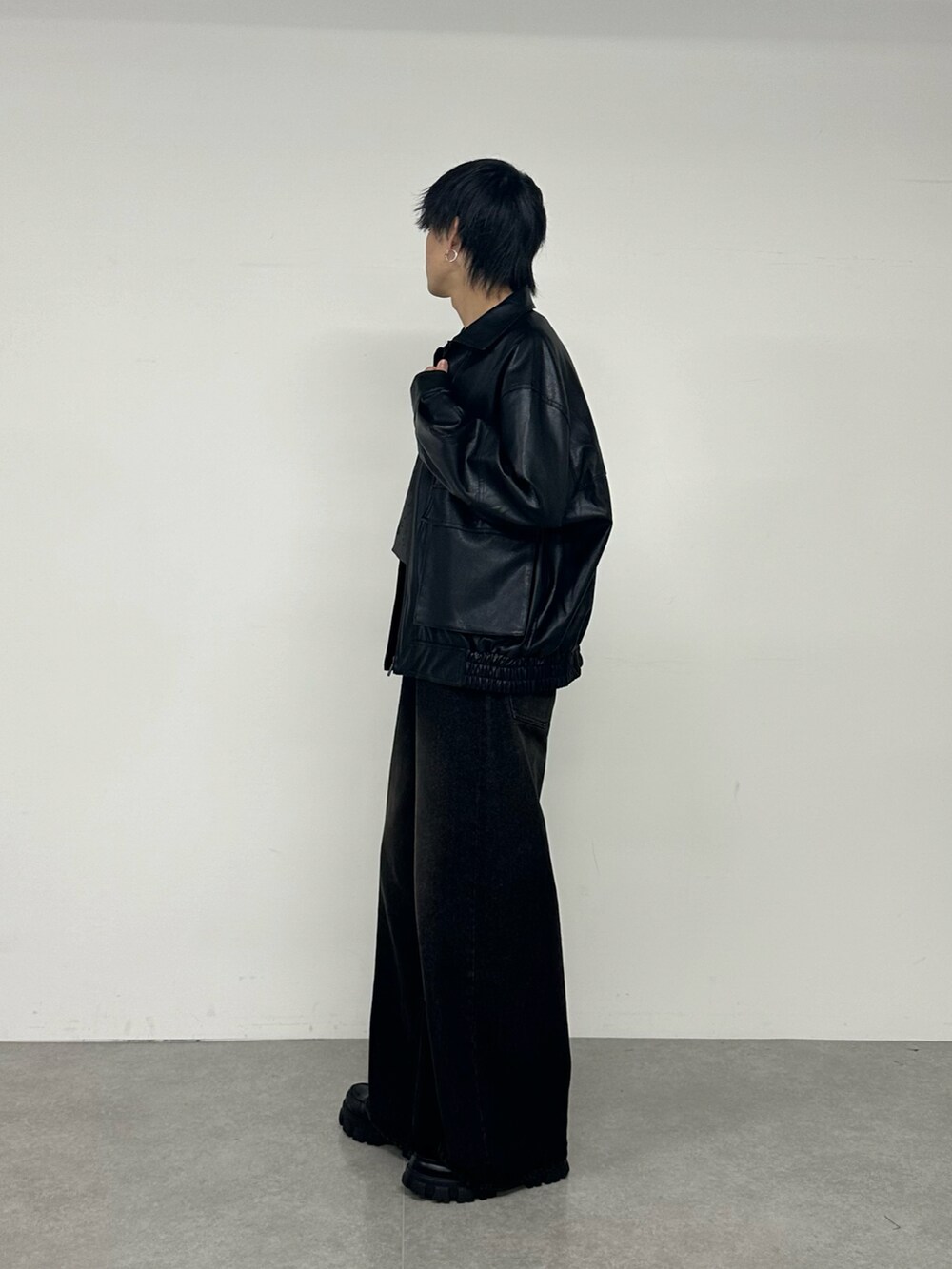 ブラック系のブルゾン、グレー系のTシャツ/カットソー、ブラック系のデニムパンツを着用したメンズの夏コーディネートの2枚目の写真