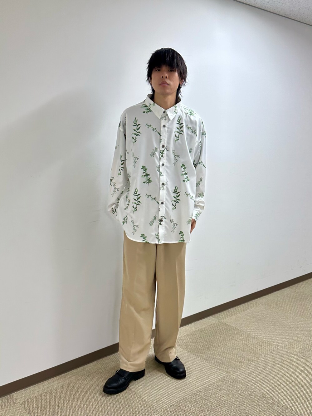 ホワイト系のシャツ/ブラウス、ベージュ系のその他パンツを着用したメンズの春コーディネートの2枚目の写真