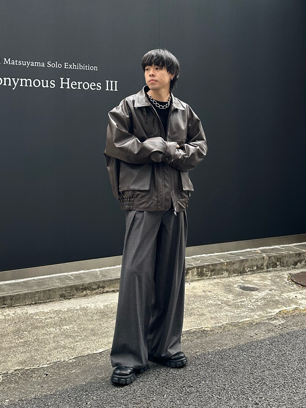 ブラック系のブルゾン、ブラック系のTシャツ/カットソーを着用したメンズの冬コーディネートの5枚目の写真