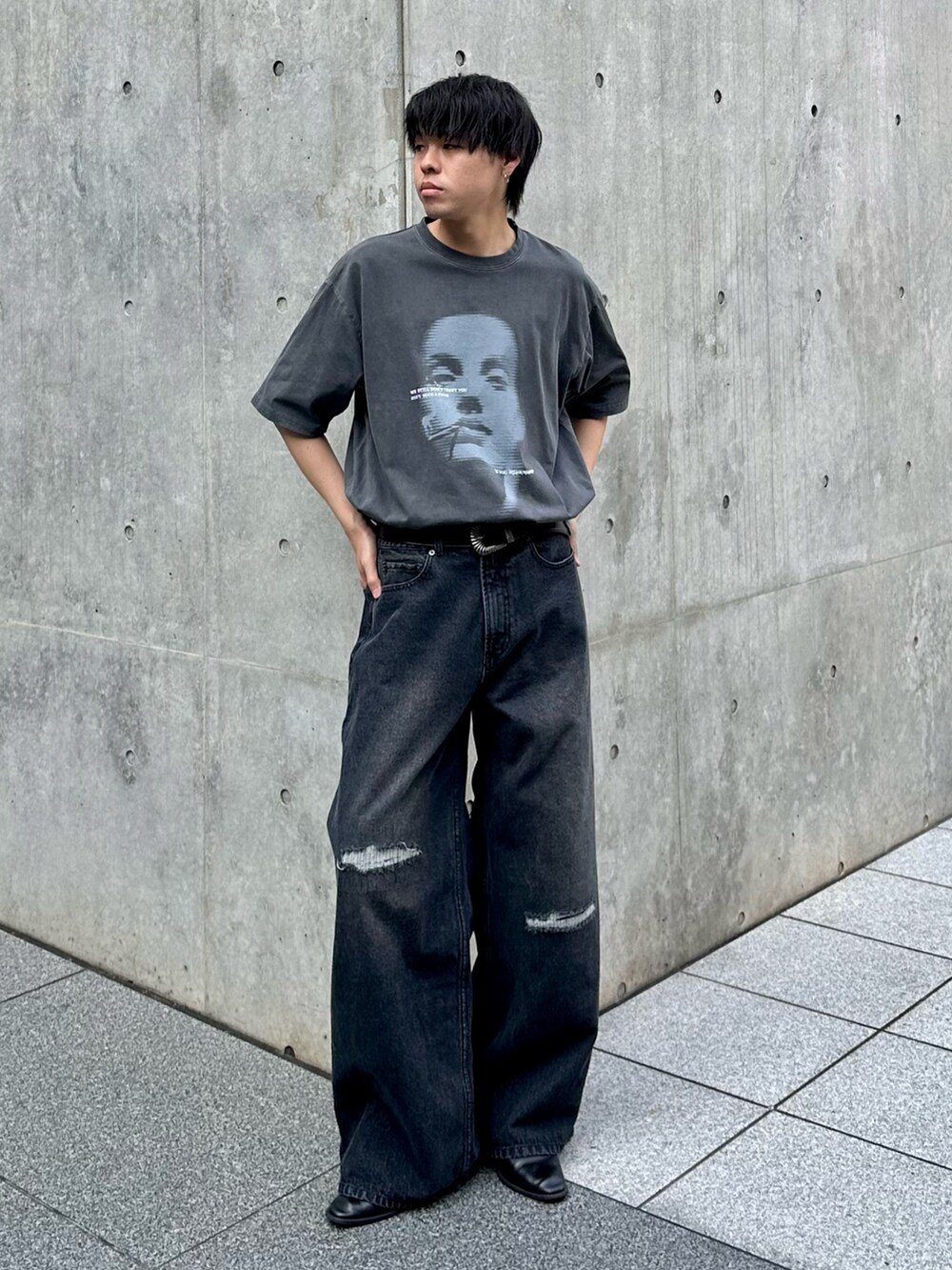 ブラック系のTシャツ/カットソー、ブラック系のベルトを着用したメンズの春コーディネートの5枚目の写真