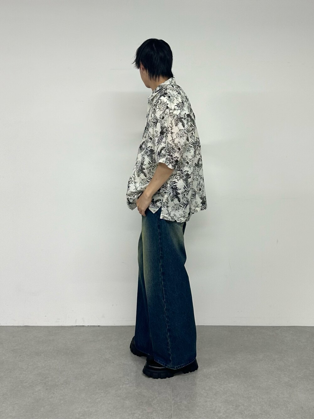 ホワイト系のシャツ/ブラウス、ブルー系のデニムパンツ、ホワイト系のTシャツ/カットソーを着用したメンズの夏コーディネートの2枚目の写真