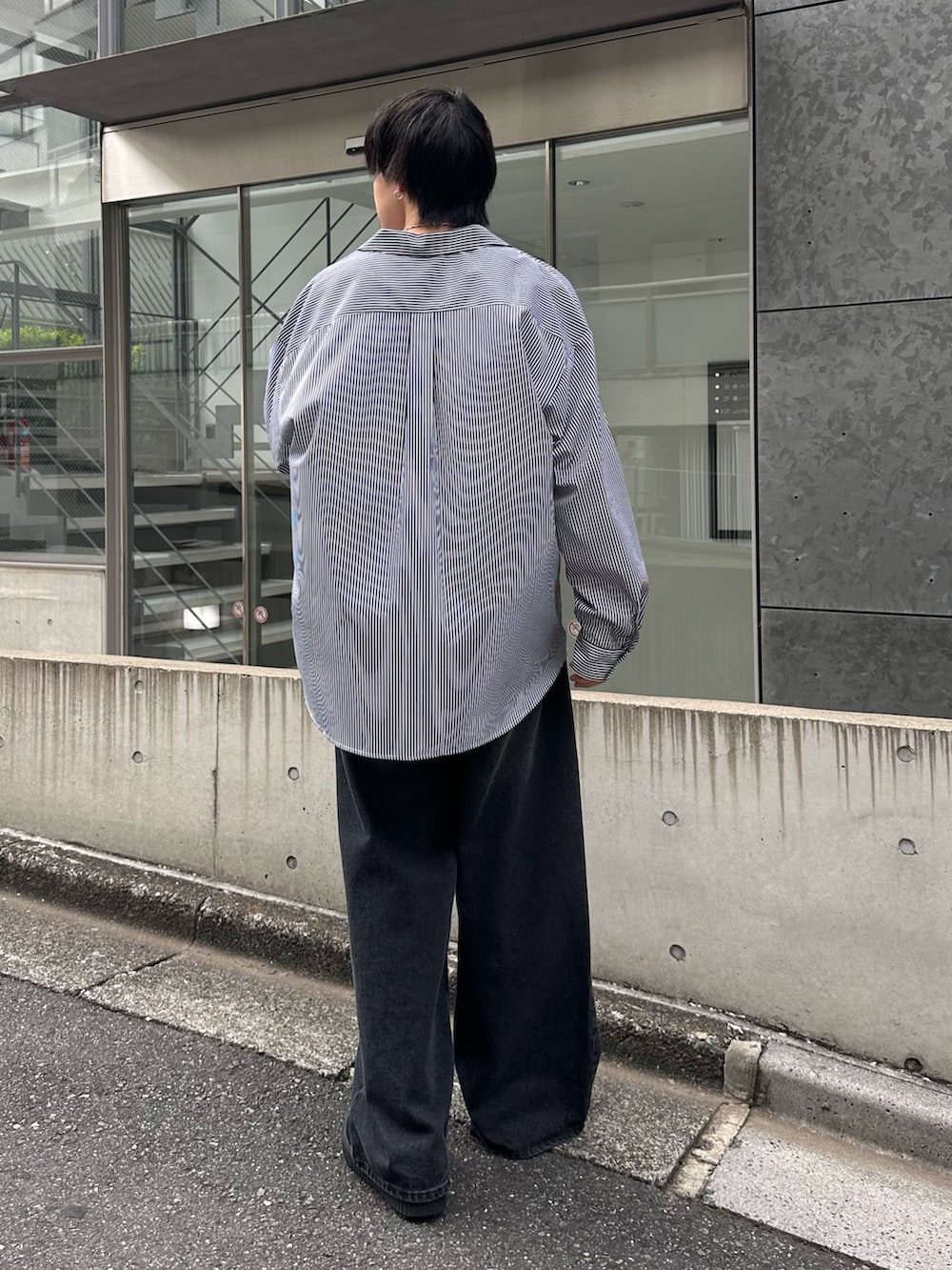 ブルー系のシャツ/ブラウス、ホワイト系のTシャツ/カットソー、ブラック系のデニムパンツを着用したメンズの夏コーディネートの3枚目の写真