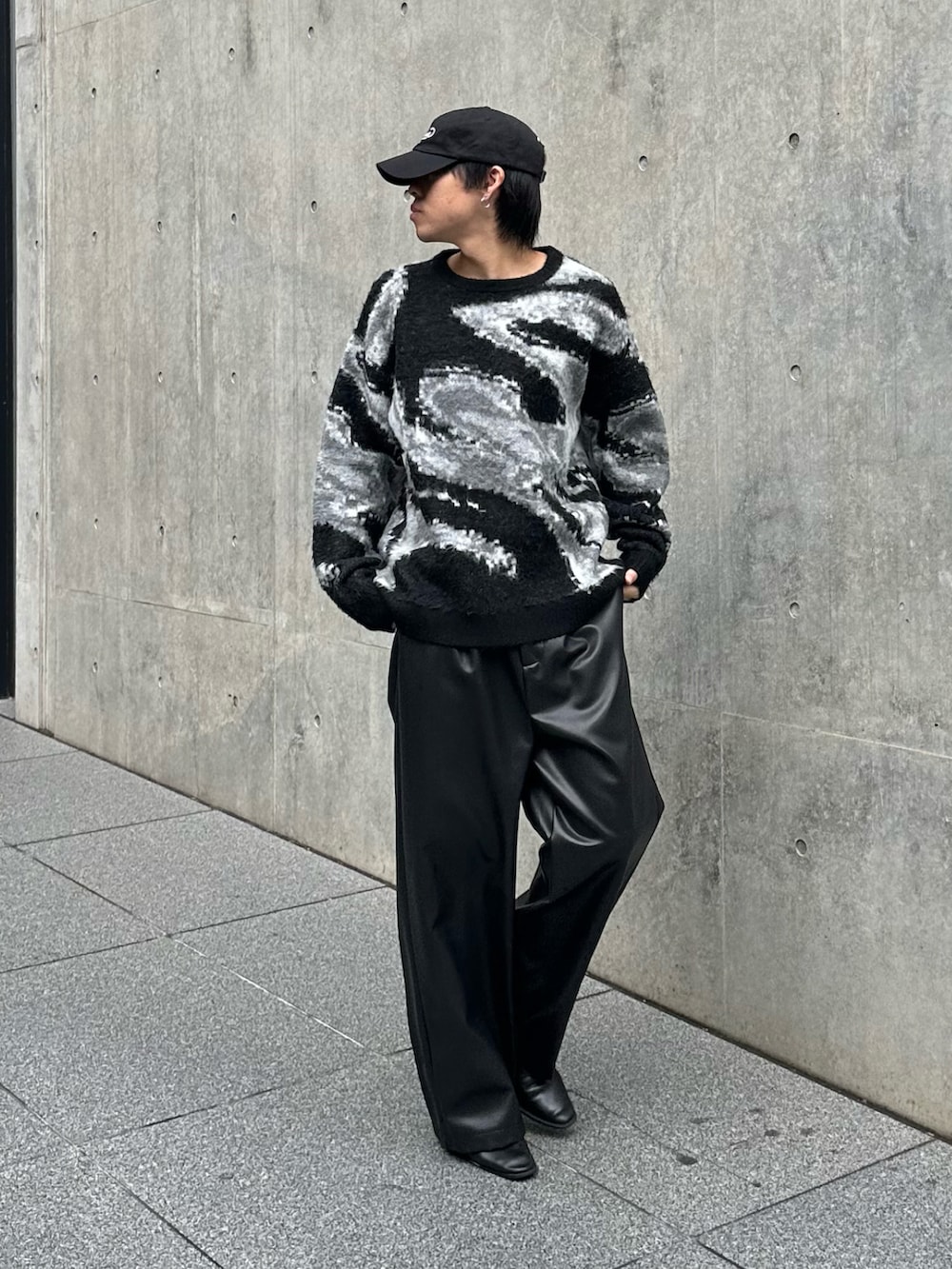 ブラック系のニット/セーター、ブラック系のその他パンツ、ブラック系のキャップを着用したメンズの秋コーディネートの2枚目の写真