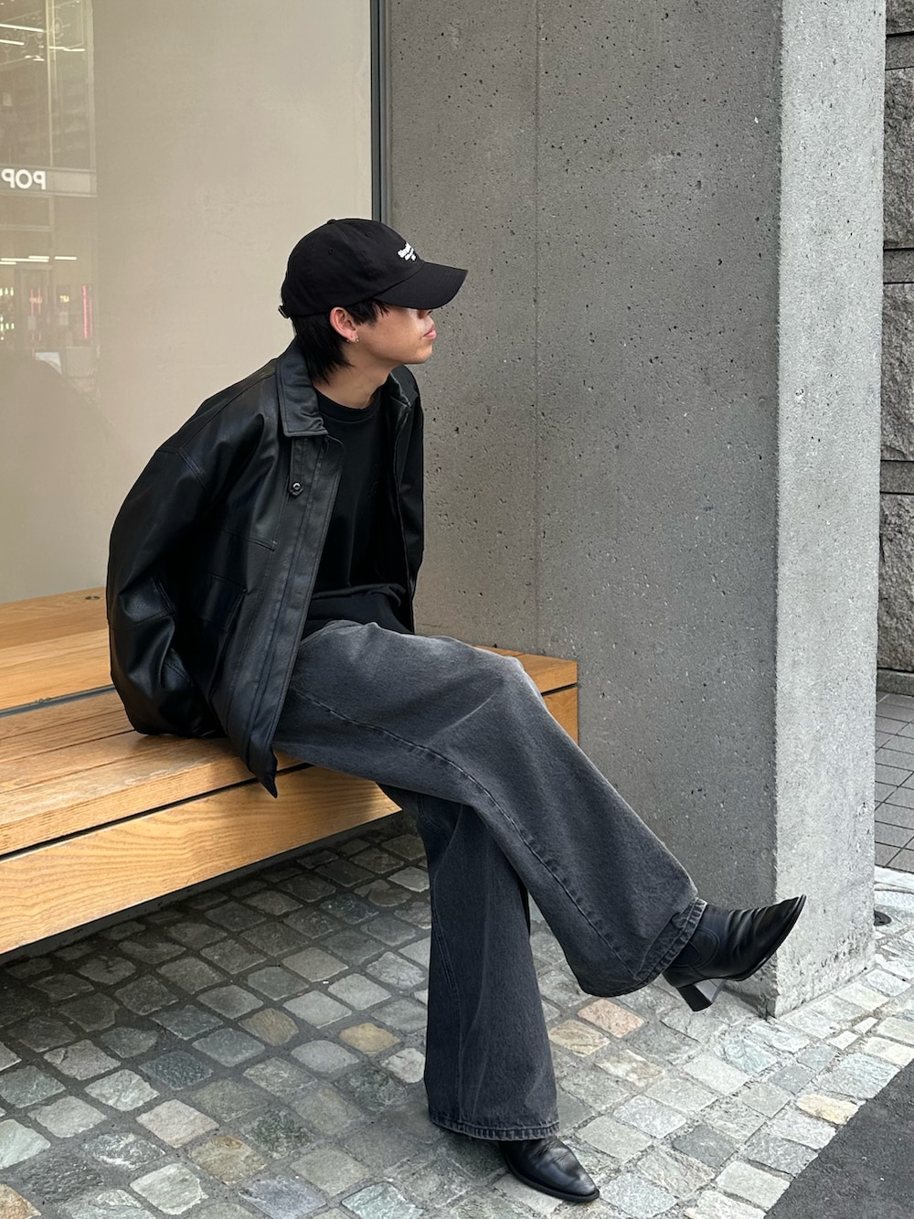 ブラック系のTシャツ/カットソー、ブラック系のデニムパンツ、ブラック系のブルゾンを着用したメンズの秋コーディネートの4枚目の写真