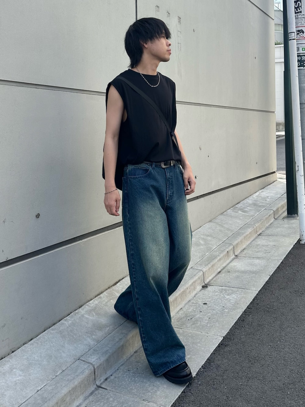 ブラック系のTシャツ/カットソー、ブラック系のショルダーバッグ、ブルー系のデニムパンツを着用したメンズの夏コーディネートの4枚目の写真
