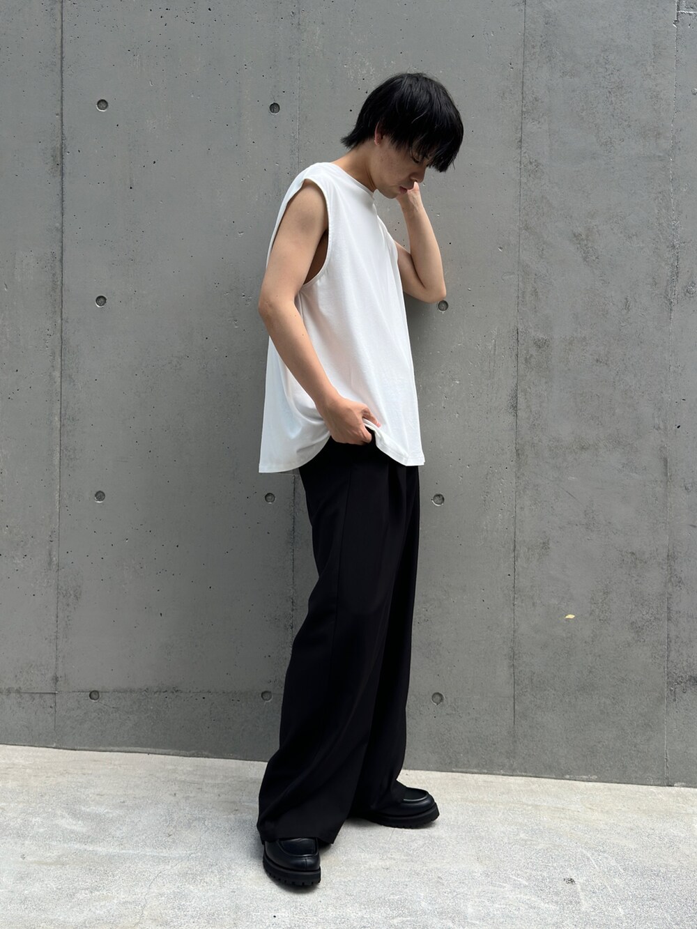 ホワイト系のTシャツ/カットソー、ブラック系のスラックスを着用したメンズの夏コーディネートの3枚目の写真