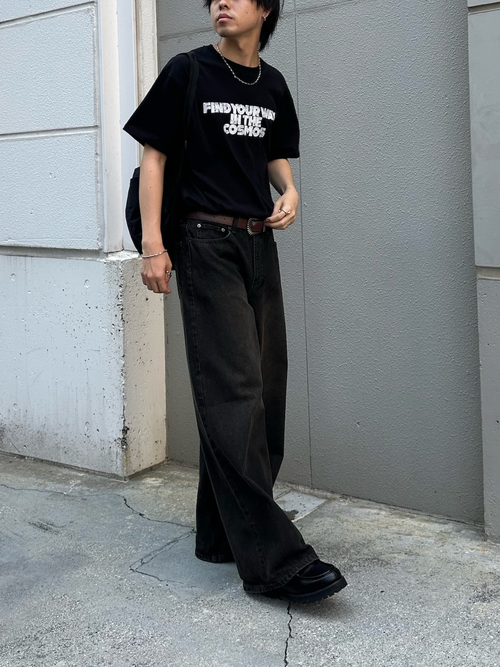 ブラック系のバックパック/リュック、ブラック系のデニムパンツ、ブラック系のTシャツ/カットソーを着用したメンズの夏コーディネートの4枚目の写真