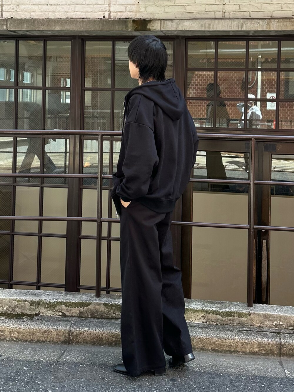 ブラック系のパーカー、ブラック系のその他パンツ、ブラック系のベルトを着用したメンズの秋コーディネートの2枚目の写真