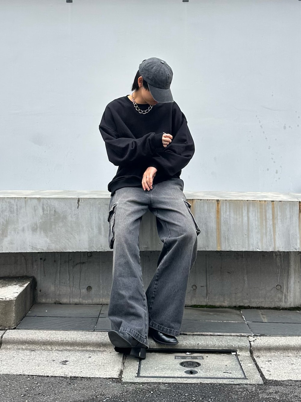 ブラック系のスウェット、ブラック系のデニムパンツを着用したメンズの秋コーディネートの2枚目の写真