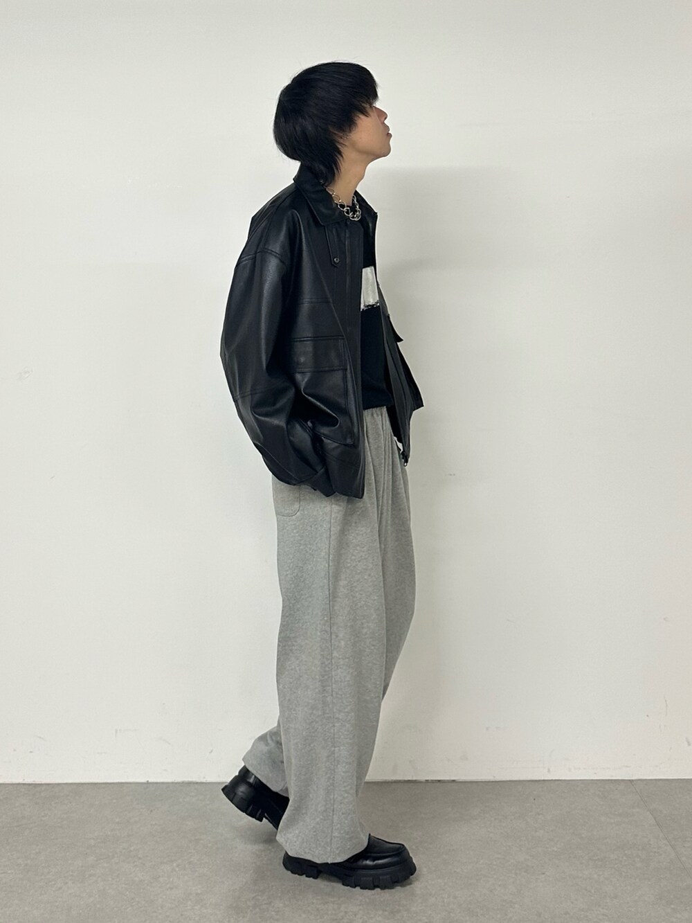 ブラック系のブルゾン、グレー系のスウェットパンツ、ブラック系のTシャツ/カットソーを着用したメンズの秋コーディネートの4枚目の写真
