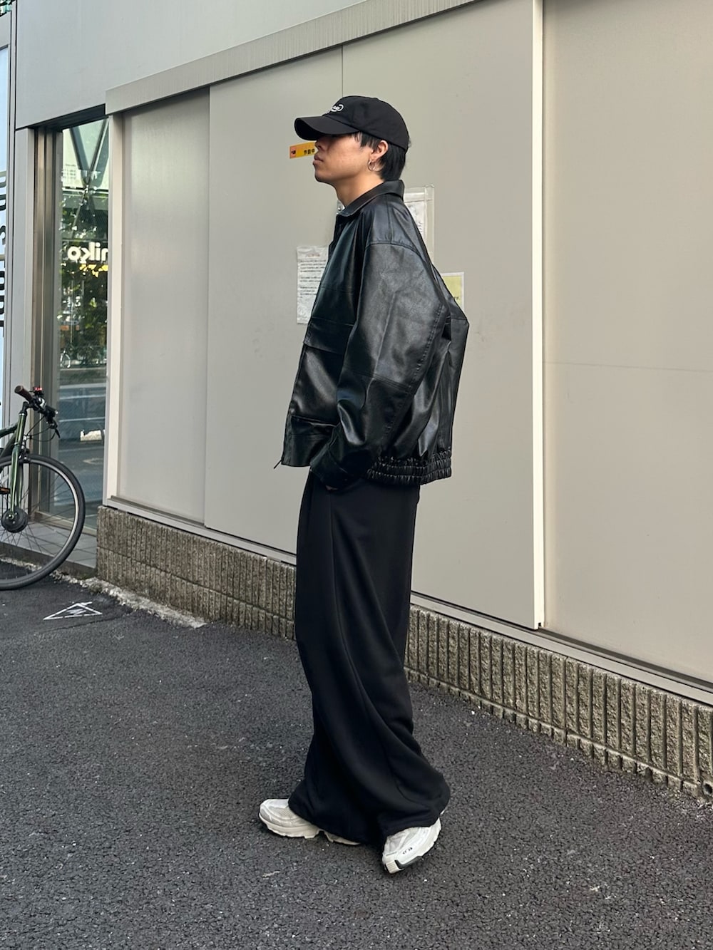 ブラック系のブルゾン、ブラック系のスウェットパンツ、ブラック系のキャップを着用したメンズの秋コーディネートの2枚目の写真