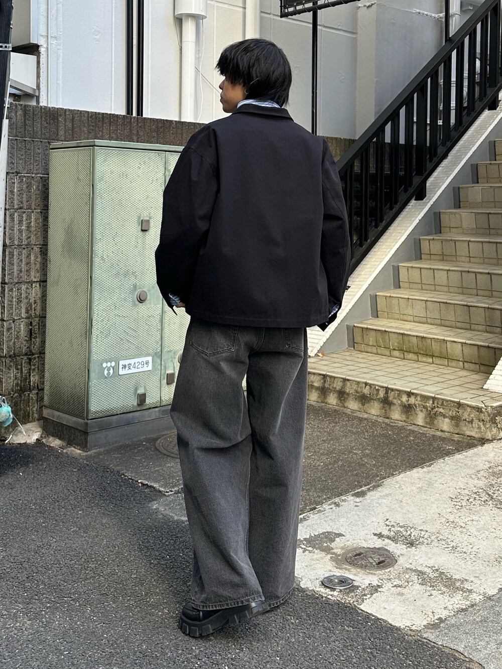 ブラック系のその他アウター、ブラック系のデニムパンツ、ブラック系のベルトを着用したメンズの冬コーディネートの3枚目の写真