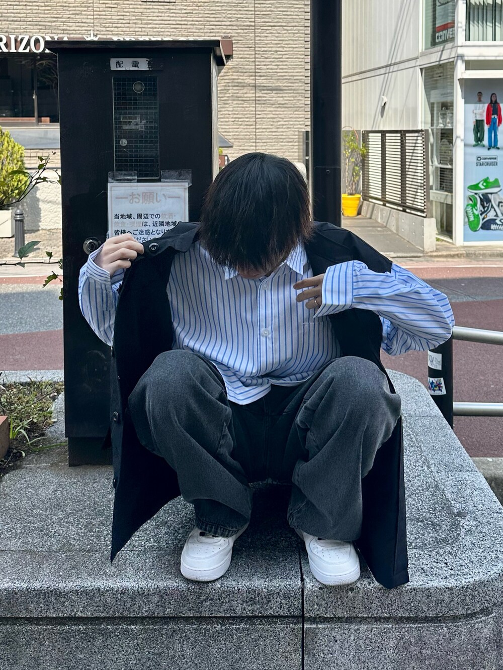 ブラック系のベスト、ホワイト系のシャツ/ブラウス、グレー系のデニムパンツを着用したメンズの春コーディネートの4枚目の写真