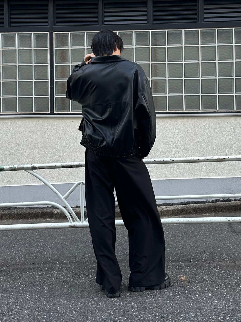 ブラック系のブルゾン、グレー系のニット/セーター、ブラック系のベルトを着用したメンズの冬コーディネートの3枚目の写真