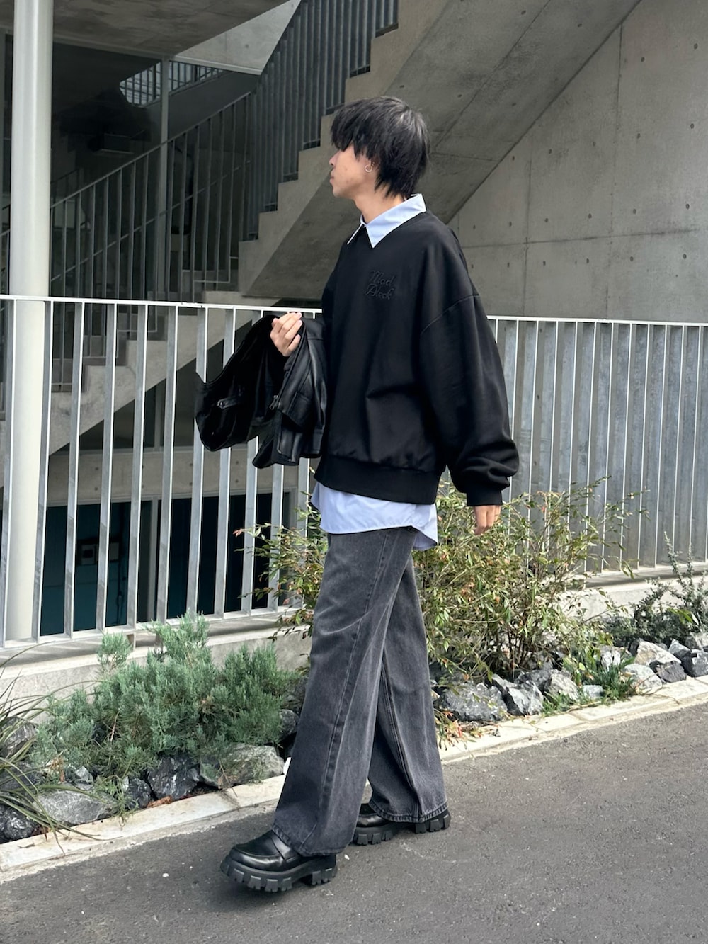 ブラック系のブルゾン、ブラック系のスウェット、ブルー系のシャツ/ブラウスを着用したメンズの秋コーディネートの4枚目の写真