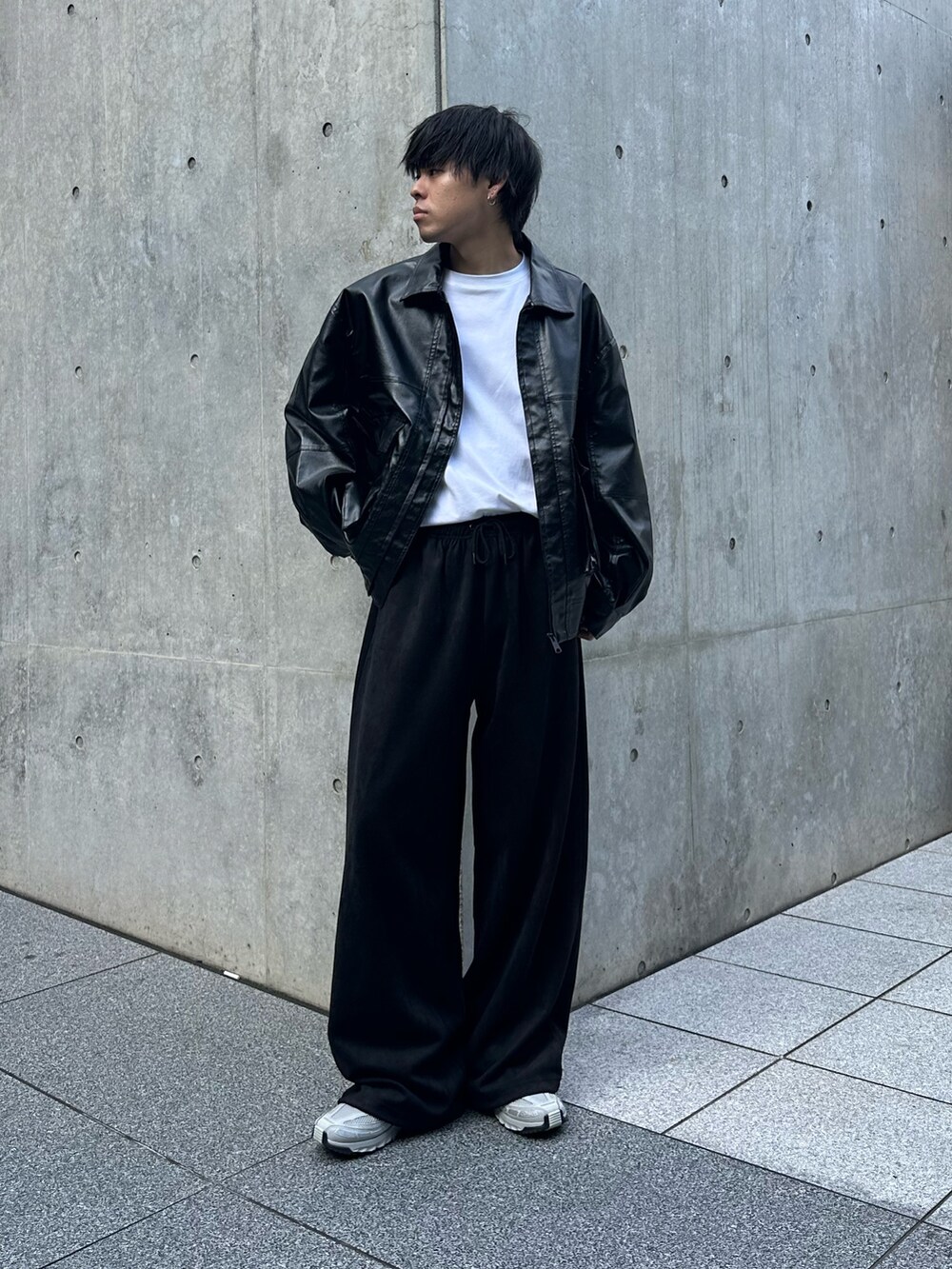ブラック系のブルゾン、ホワイト系のTシャツ/カットソー、ブラック系のスウェットパンツを着用したメンズの夏コーディネートの4枚目の写真