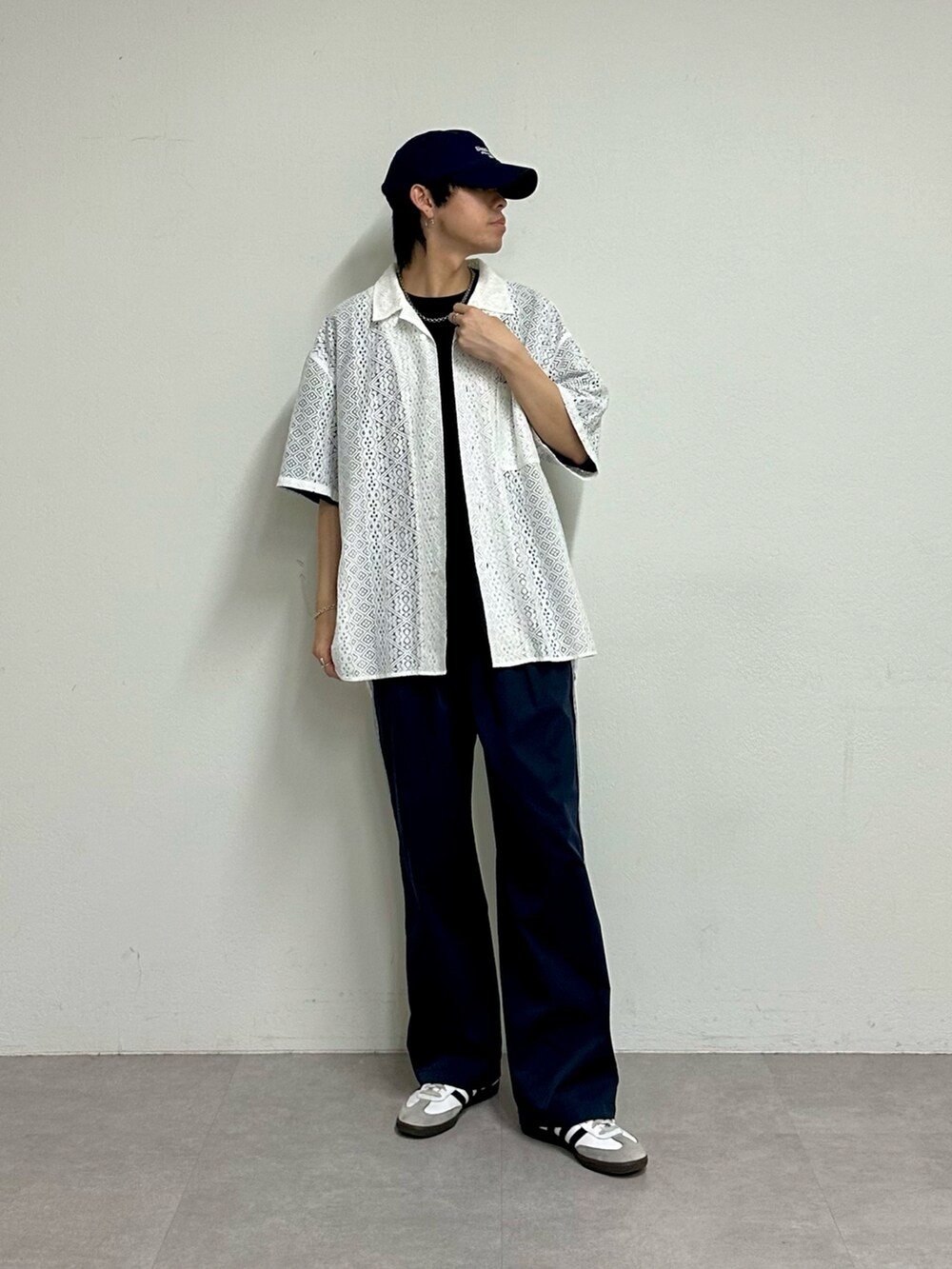 ホワイト系のシャツ/ブラウス、ブラック系のTシャツ/カットソー、ブルー系のその他パンツを着用したメンズの春コーディネートの2枚目の写真