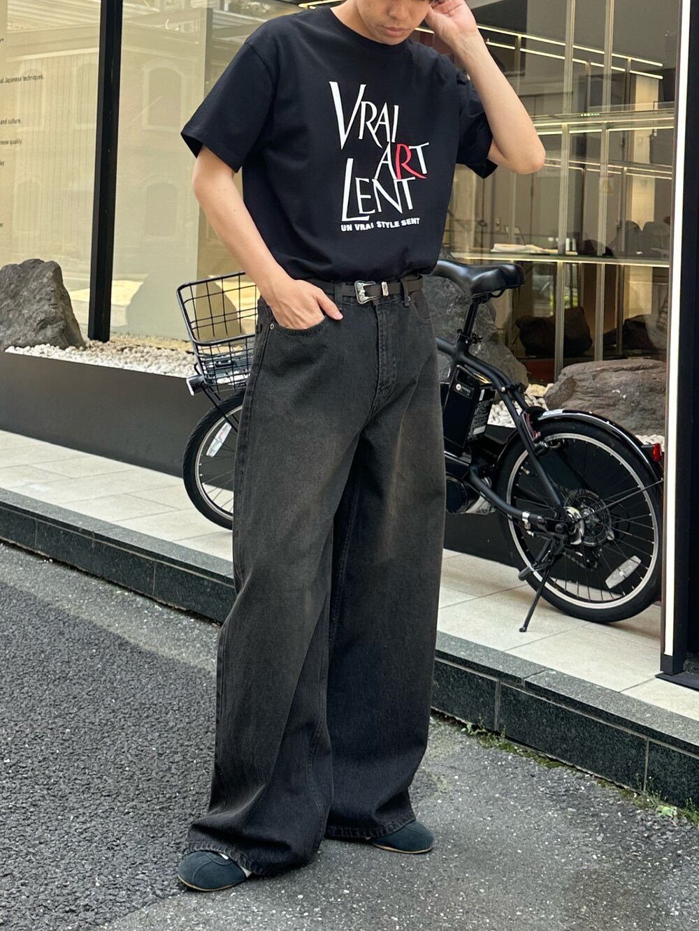 ホワイト系のTシャツ/カットソー、ブラック系のデニムパンツ、ブラック系のベルトを着用したメンズの夏コーディネートの2枚目の写真