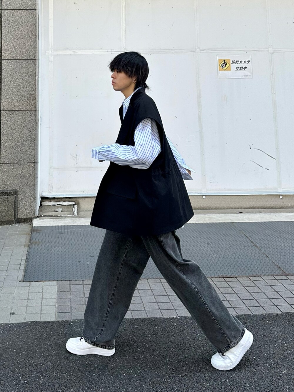 ブラック系のベスト、ホワイト系のシャツ/ブラウス、グレー系のデニムパンツを着用したメンズの春コーディネートの3枚目の写真