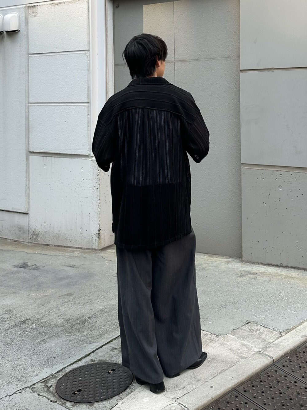 ブラック系のシャツ/ブラウス、グレー系のスラックスを着用したメンズの春コーディネートの3枚目の写真