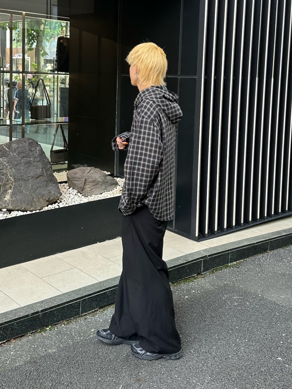 ブラック系のシャツ/ブラウス、ブラック系のスラックスを着用したメンズの秋コーディネートの2枚目の写真
