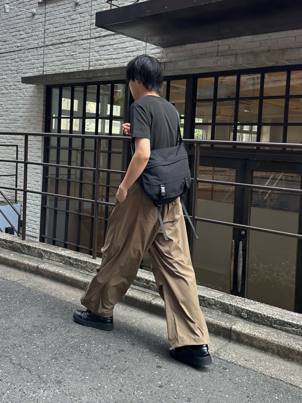 ブラック系のショルダーバッグ、ブラック系のその他パンツ、ブラック系のベルトを着用したメンズの夏コーディネートの2枚目の写真