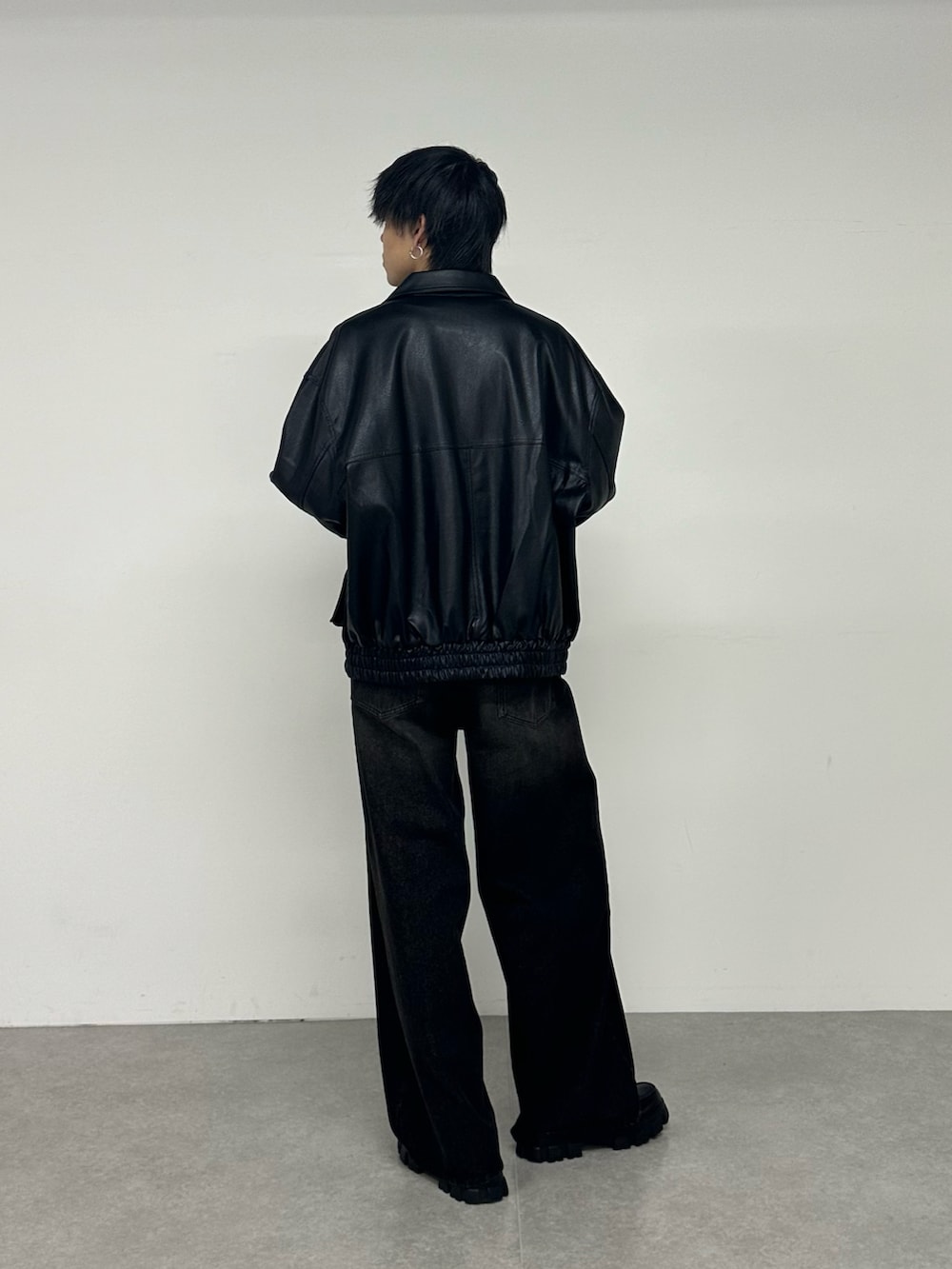 ブラック系のブルゾン、グレー系のTシャツ/カットソー、ブラック系のデニムパンツを着用したメンズの夏コーディネートの3枚目の写真