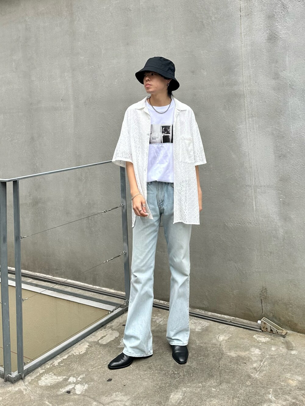 ホワイト系のTシャツ/カットソー、ホワイト系のシャツ/ブラウス、ブラック系のハットを着用したメンズの夏コーディネートの2枚目の写真