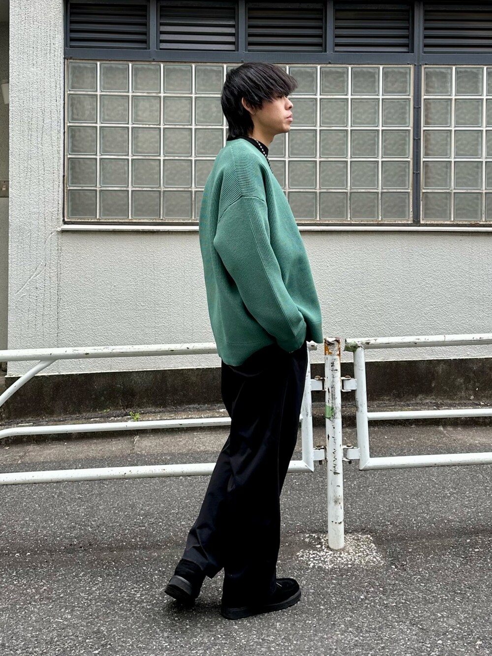 グリーン系のカーディガン/ボレロ、ブラック系のニット/セーター、ブラック系のその他パンツを着用したメンズの冬コーディネートの2枚目の写真