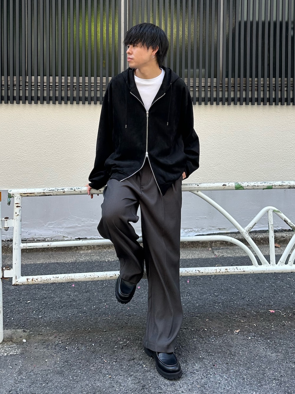 ブラック系のパーカー、グレー系のスラックス、ブラック系のドレスシューズを着用したメンズの夏コーディネートの4枚目の写真