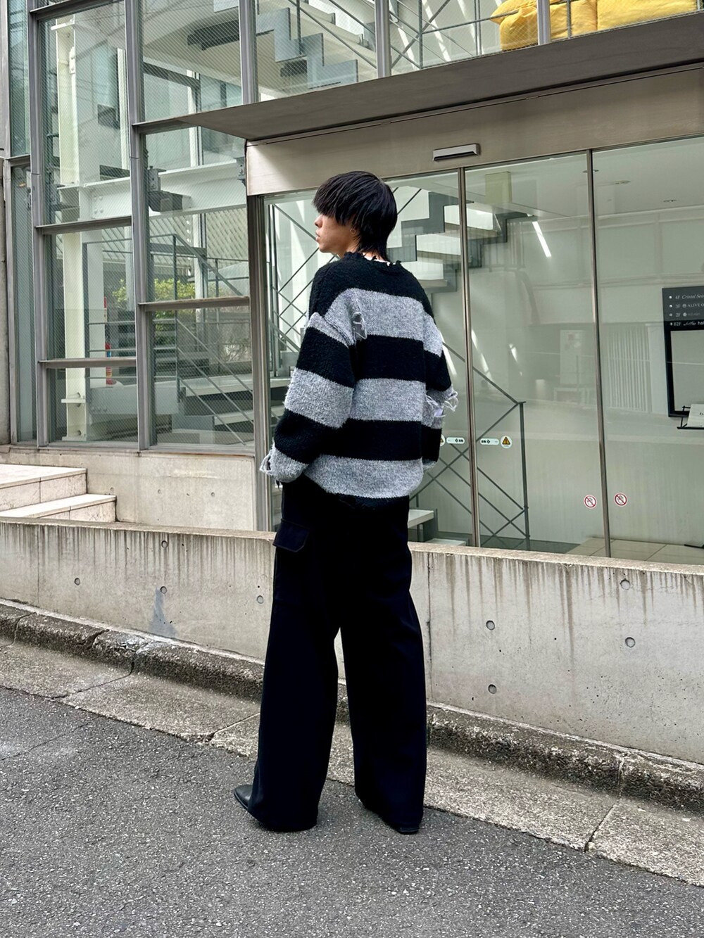 ブラック系のニット/セーター、ブラック系のカーゴパンツを着用したメンズの秋コーディネートの3枚目の写真