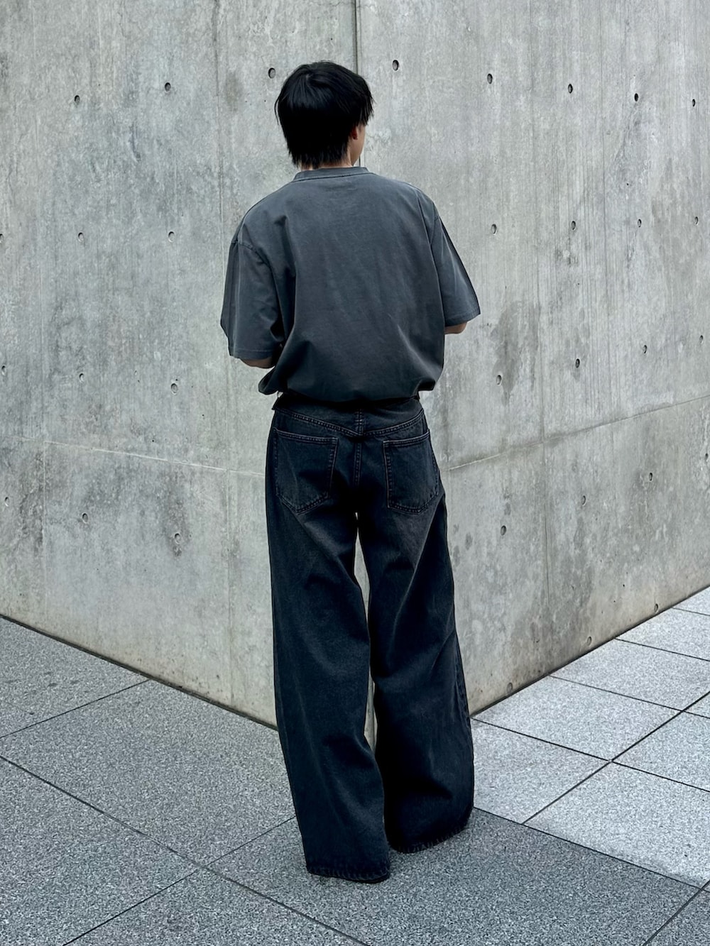 ブラック系のTシャツ/カットソー、ブラック系のベルトを着用したメンズの春コーディネートの3枚目の写真