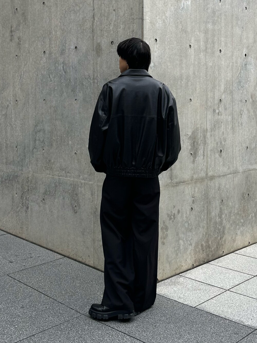 ブラック系のブルゾン、ブラック系のニット/セーターを着用したメンズの冬コーディネートの4枚目の写真